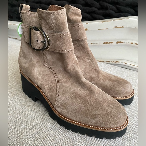 Paul Green Mara Suede Ankle Boot. NWT. Size
(NWT
5.5 US - Picture 9 of 10